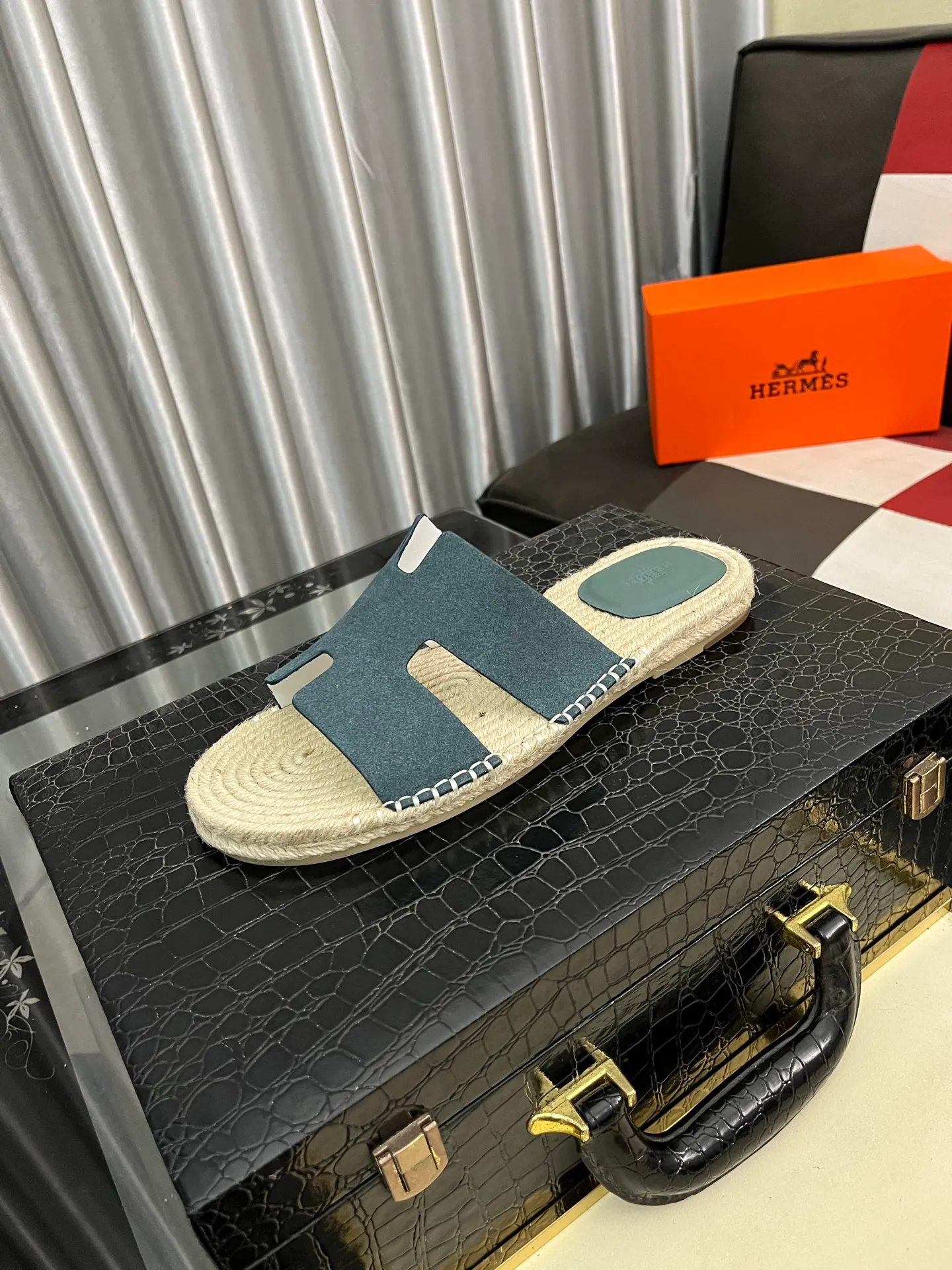Men's shoes 💰320⌚️⌚️《HERMES》Hermès 💁♂️Men's casual slippers, quality comparison at counters🧚🏿♂️ The first layer of the upper is imported high mercerized matte, purely hand-drawn, raw rubber breathable and non-slip outsole, the lining is breathable and comfortable lambskin, the density is 100% comfortable, the original rubber outsole is wear-resistant and has a code number of 38-44. Can be customized 45-46-47